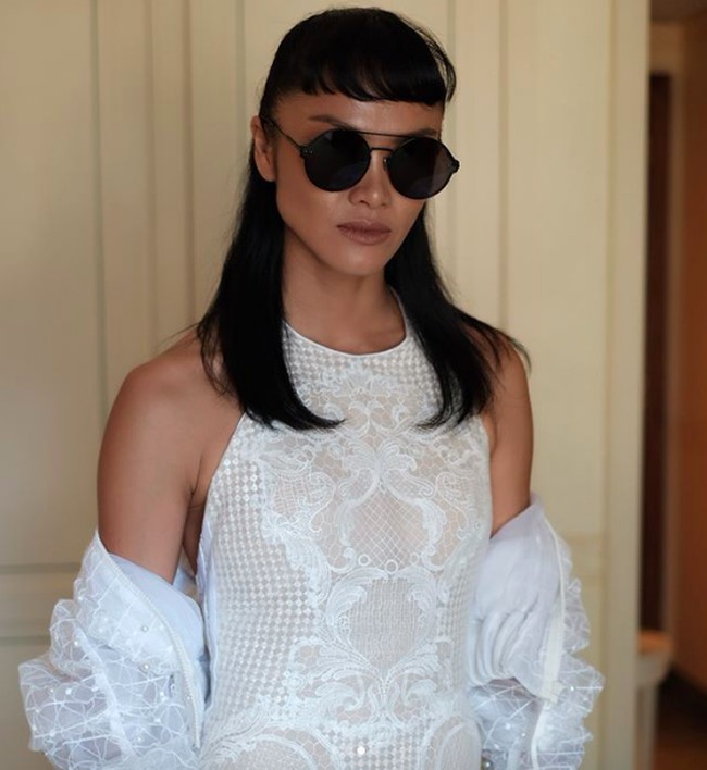 Tampilan gaun yang feminin mengikuti lekuk tubuh itu tampil berbeda ketika outer berwarna putih senada dipasangkan. Foto: Instagram/@bubahalfian