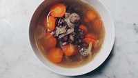 Semangkuk sup kacang merah bola-bola daging hangat untuk hari yang semakin mendung, tulisnya. Sup ini juga buatan Rachel, lho. Duh, udah cantik pintar masak juga. Foto: Instagram auroramanda95