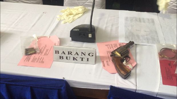 Barang bukti dan pistol yang diamankan polisi.