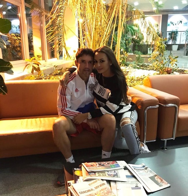 Inna Zhirkova adalah istri dari pemain gelandang tim nasional Rusia, Yuri Zhirkov. Dalam gelaran Piala Dunia 2018, Yuri yang berusia 34 tahun, termasuk salah satu pemain senior di tim Rusia. Inna sendiri saat ini baru saja mencoba berkarier sebagai desainer fashion. Foto: Dok. Intstagram innazhirkova