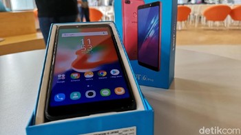 Layarnya memberikan kecerahan 500 nits dan rasio kontras 1000:1. (Foto: detikINET/Muhammad Alif Goenawan)