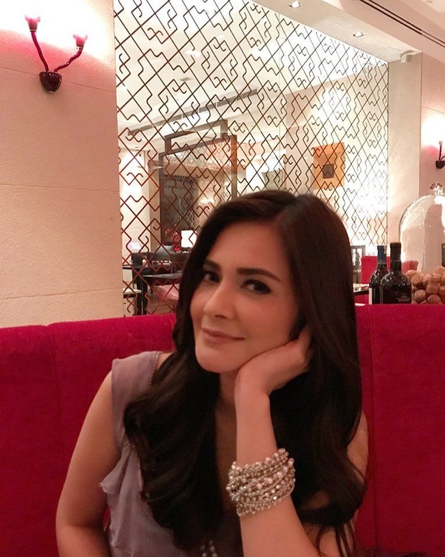 Wanita yang pernah menjadi presenter Insert itu mengaku tidak suka merawat tubuhnya di salon. Ia memilih untuk perawatan tubuh di rumah dengan memanggil terapis kecantikan.  Foto: dok. Instagram (cuttaryofficial)