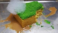 Spons cuci piring dan busa sabun ini bisa dimakan lho. Ben membuatnya dari sponge cake rasa minyak zaitun dengan remahan mint, busa susu manis dan puree apel panggang. Nyamm! Foto: Instagram chefbenchurchill