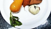 Yang satu ini seperti wortel tumpah dari pot. Yap, Ben membuatnya dari carrot cake dan cokelat. Foto: Instagram chefbenchurchill