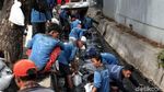 Antisipasi Banjir, Sudin Tata Air dan SDA Bersihkan Lumpur di Selokan