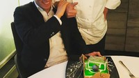 Menurut Alvaro, chef Juan Marl ini sangat genius. Lihat saja kue yang diberikannya itu. Kue bertema lapangan bola lengkap dengan bola berwarna hitam. Foto: Instagram alvaroodriozola