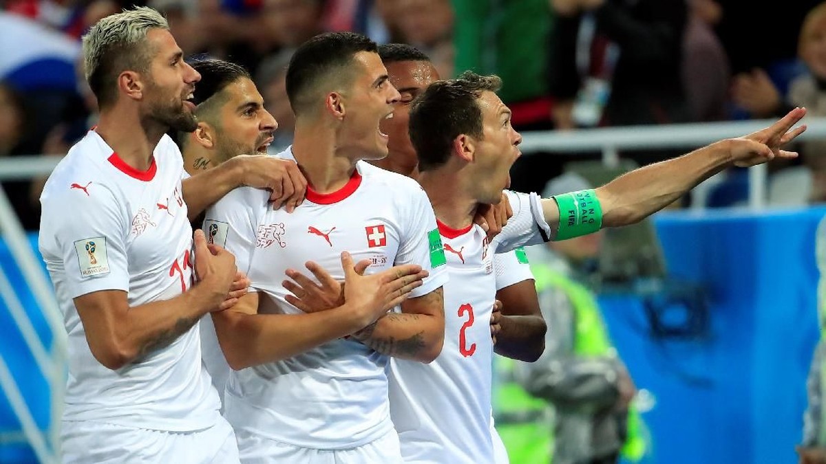Perayaan gol Granit Xhaka yang berujung denda FIFA (Foto: Gonzalo Fuentes/Reuters)