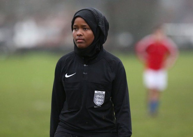 Penampilan JJ saat bertanding tidak terlalu mencolok. Ia tampil serba hitam, mulai dari jaket hoodie, hijab instan untuk olahraga, dan legging, semuanya berwarna hitam. (Foto: Barcroft Image)