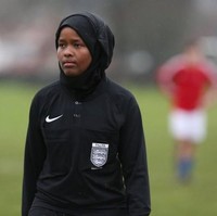 Penampilan JJ saat bertanding tidak terlalu mencolok. Ia tampil serba hitam, mulai dari jaket hoodie, hijab instan untuk olahraga, dan legging, semuanya berwarna hitam. (Foto: Barcroft Image)