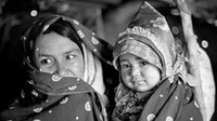 Pada tahun 2015, ia kembali ke Iran yang suasananya sudah sangat berbeda. Para wanitanya sudah bisa mengenakan riasan di depan umum dan syal berwarna-warni (Randy H. Goodman/Bronx Museum of the Arts/CNN Travel)