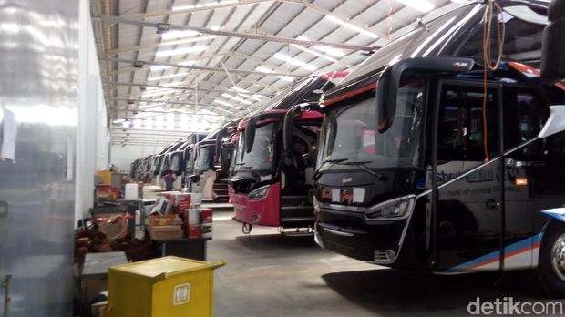 Karoseri bus Laksana