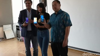 Smartphone terbaru kami, yakni Hot 6 Pro, diciptakan untuk para pengguna gadget yang gemar bermain game sepanjang hari. Smartphone ini juga cocok bagi yang sering bepergian karena punya baterai 4.000 mAh, klaim SEA Regional Head Infinix Mobile Marcia Sun di Capital Place, Jakarta, Selasa (26/6/2018). (Foto: detikINET/Muhammad Alif Goenawan)