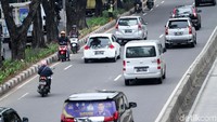 Para pengendara sepeda motor nekat balik arah karena ada razia.