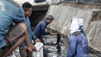Kegiatan bersih-bersih lumpur di saluran air ini dikerjakan setiap hari untuk mencegah terjadinya banjir.