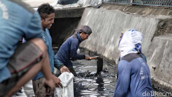 DKI Jakarta diguyur hujan belakangan ini. Untuk antisipasi banjir Sudin Tata Air dan Sumber Daya Air bersihkan saluran air yang tercemar limbah.