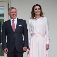 Ratu Rania dari Yordania membawa gayanya yang elegan saat mengunjungi Gedung Putih dengan suaminya, Raja Abdullah. Foto: Dok. Getty Images