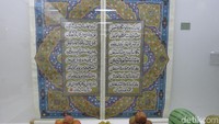 Foto: Kita juga bisa melihat dekorasi rumah seperti kaligrafi Arab sebagai hiasan dinding. Inilah warisan budaya Islam yang masih ada sampai saat ini di Xinjiang (Fitraya/detikTravel)