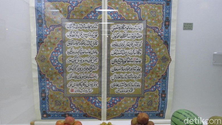 Kaligrafi Arab di Xinjiang Uyghur Autonomous Region Museum (Fitraya/detikTravel) Kaligrafi Arab di Xinjiang Uyghur Autonomous Region Museum (Fitraya/detikTravel)