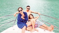 Setelah berenang BCL bersama Ashraf dan Noah bersantai di yacht. Noah lelah banget ya? (bclsinclair/Instagram)