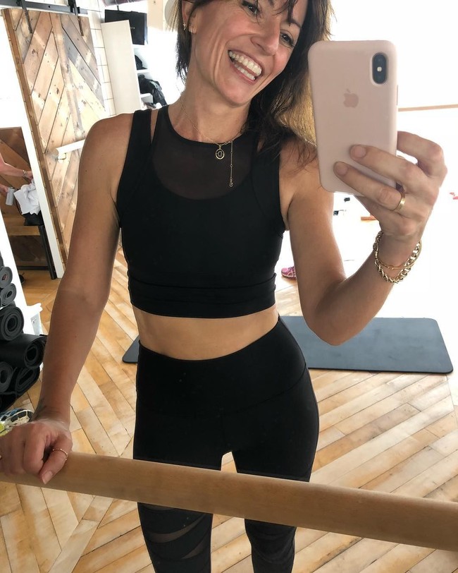 Dari wajah, wanita ini tampak seperti ibu-ibu pada umumnya. Di beberapa sudut wajahnya bahkan sudah terlihat keriput, tapi kamu akan takjub melihat perutnya.  Foto: dok. Instagram (davinamccall)