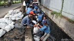 Antisipasi Banjir, Sudin Tata Air dan SDA Bersihkan Lumpur di Selokan