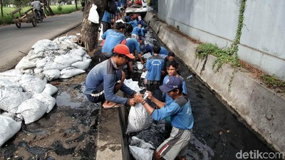 Antisipasi Banjir, Sudin Tata Air dan SDA Bersihkan Lumpur di Selokan