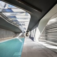 Kolam renang yang berada di dalam ruangan jadi pelengkap fasilitas apartemen yang tentu akan membuat keduanya nyaman maksimal saat menempatinya bersama. Foto: Dok. Corcoran