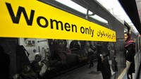 Terekam dalam pula foto-foto berwarna, yang dimaknai bahwa perempuan Iran ingin menguji batas-batasnya. Mereka pun sudah bisa naik kereta bawah tanah walau hanya di gerbong khusus wanita (Randy H. Goodman/Bronx Museum of the Arts/CNN Travel)