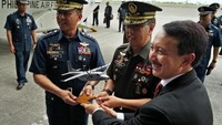 Penyerahan dilakukan di Haribon Hangar, Clark Air Base, Mabalacat City, Pampanga, Filipina. Direktur utama PTDI Elfien Goentoro enyerahkan dua unit pesawat NC212i kepada Secretary Delfin N Lorenzana, Department of National Defence Philippine yang kemudian diserahterimakan kembali kepada end user Commanding General Philippine Air Force, Ltgen Galileo Gerard R Kintanar JR AFP. Istimewa/PT Dirgantara Indonesia.