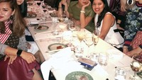 Ini juga pose bersantap Kelly di Hong Kong. Ia makan malam bersama dalam rangakaian acara salah satu fashion brand ternama. Foto: Instagram kelly_tandiono