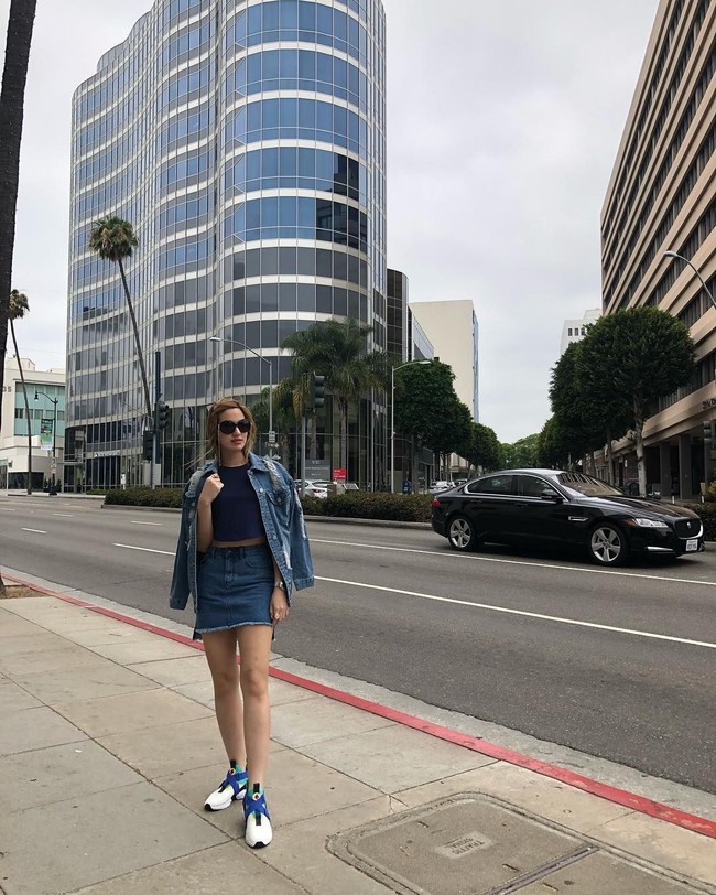 Seperti Syahrini, Nia Ramadhani juga bergaya kekinian saat liburan di Los Angeles, Amerika Serikat bersama suami dan ketiga anaknya. Nia bergaya musim panas dengan memakai crop top dan hot pants. Dia melengkapi penampilannya dengan tas ransel Louis Vuitton. Tas berukuran mini itu harganya mencapai US$ 3.000. Foto: Dok. Instagram
