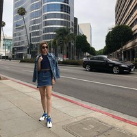 Seperti Syahrini, Nia Ramadhani juga bergaya kekinian saat liburan di Los Angeles, Amerika Serikat bersama suami dan ketiga anaknya. Nia bergaya musim panas dengan memakai crop top dan hot pants. Dia melengkapi penampilannya dengan tas ransel Louis Vuitton. Tas berukuran mini itu harganya mencapai US$ 3.000. Foto: Dok. Instagram