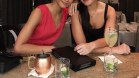 Selain dunia modelling, Kelly juga berkiprah di dunia layar lebar. Kala senggang ia bersantap di resto steak bersama adiknya. Dua gelas minuman sudah menemani keduanya. Foto: Instagram kelly_tandiono