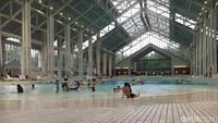 Memasuki musim panas, berenang menjadi salah satu aktivitas yang digemari warga Jepang. Di daerah Tomamu, Hokkaido, mereka ramai-ramai pergi ke kolam renang indoor terbesar di Jepang yakni Mina-mina Beach di Hoshino Tomamu Resorts. (Dina Rayanti/detikTravel)