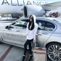 Barang high end berharga fantastis dibawa Syahrini saat kembali liburan dari Los Angeles. Dia menenteng koper Hermes. Calèche-Express Luggage dari Hermes berbahan canvas yang anti air ini harganya mencapai US$ 7.950 atau sekitar Rp 114 juta. (Foto: Dok. Instagram/princessyahrini)