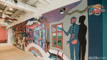 Di sisi luar ruang Layang-Layang terdapat area koridor yang dihiasi mural karya Agung Prabowo. Mural ini menggambarkan kedamaian dan perbedaan dengan elemen-elemen dari budaya Indonesia. (Foto: detikINET/Virgina Maulita Putri)