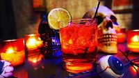Berkunjung ke sini tidak lengkap rasanya, jika tidak memesan Fireball Whiskey yang terbuat dari labu, asam apel dan cuka apel. Lengkap dengan hiasan tengkorak di belakangnya. Foto: Istimewa