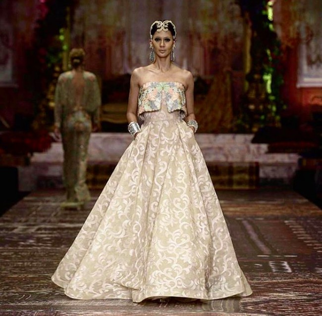 Gaun sleeveless rancangan Sebastian Gunawan semakin dramatis dengan aksesori di tangan juga kepala. Foto: Dok. Instagram/Paula Verhoeven