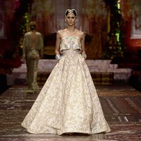 Gaun sleeveless rancangan Sebastian Gunawan semakin dramatis dengan aksesori di tangan juga kepala. Foto: Dok. Instagram/Paula Verhoeven