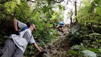 Jalurnya jauh lebih ekstrem dibandingkan trek sebelumnya. Dibandingkan gunung lainnya yang lumrah didaki, jalur Gunung Salak di jalur ini bisa disebut sebagai salah satu yang paling tak ramah bagi pendaki dengan kemiringan 90 derajat (Muhammad Idris/detikTravel)