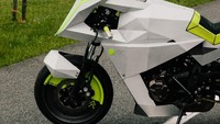 Ton Up Garage membuat motor ini terinspirasi dari mobil cepat, warna cerah dan style serius. Motor tersebut hadir dengan bodi aluminium yang cocok dengan XSR700. Selain itu, terdapat knalpot asli buatan Ton up Garage, setang clip-on dengan tuas ITR dan kontrol Beringer. Motor tambah keren dengan pelek alloy yang dibalut ban slick balap. Foto: Dok. Yamaha