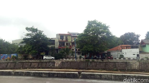 Lokasi wanita salat di pinggir Kali Ciliwung.