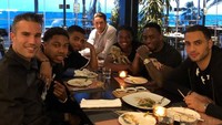 Pesepakbola kelahiran Belanda ini, ternyata begitu akrab dengan rekan satu timnya. Makan sore ditemani pemandangan laut biru jadi semakin seru. Foto: Instagram @robinvanpersie