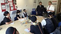 Pasangan ayah dan anak ini kompak saat memberi briefing ke kru kabin yang bertugas. Sven terjun lebih dulu sebagai pilot, Erik kemudian terinspirasi dan mengikuti jejak Sven. (dok. Chase Burns/Norwegian)
