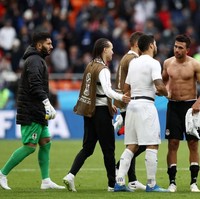 Sembari bertelanjang dada, Luis Suarez dari Uruguay mencoba menghibur pemain Mesir Trezeguet. Mesir kalah 0-1 dari Uruguya di Grup A Piala Diana 2018. Such a sexy gentleman! (Foto: Getty Images)