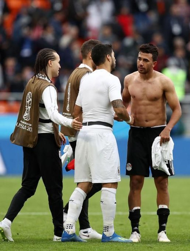 Sembari bertelanjang dada, Luis Suarez dari Uruguay mencoba menghibur pemain Mesir Trezeguet. Mesir kalah 0-1 dari Uruguya di Grup A Piala Diana 2018. Such a sexy gentleman! (Foto: Getty Images)