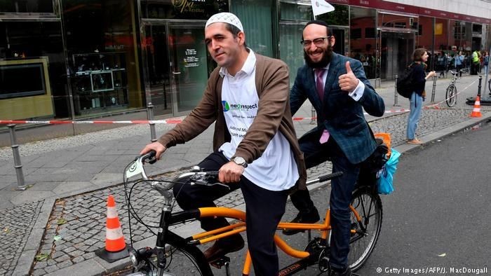 Protes Islamofobia, Imam dan Rabi Boncengan Naik Sepeda di Berlin
