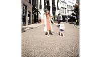 Ashanty foto bareng dengan Arsy di Beverly Hills. Kota ini dikenal sebagai rumahnya para bintang Hollywood lho! (ashanty_ash/Instagram)