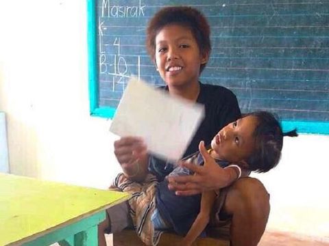 Kisah Haru Bocah Kelas 3 SD Rawat dan Bawa Adiknya yang Difabel ke Sekolah