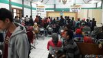 Sehari Jelang Pencoblosan Ratusan Warga Garut Antre Bikin e-KTP